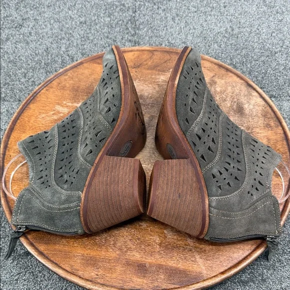 Sofft Boots Wm 10 M Olive Green Suede Laser Cut Ankle Boots Block Heel Back Zip - Picture 6 of 11